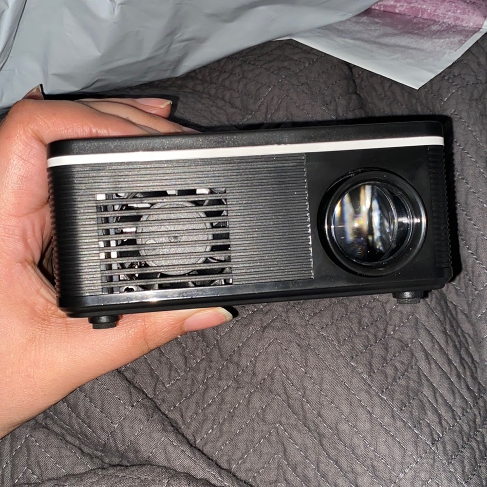 Mini Projector - Picture 5 of 8